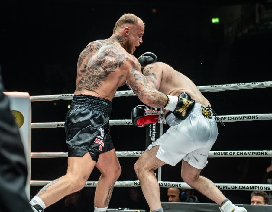 Hannes Brune schlägt eine Kombination im Profikampf