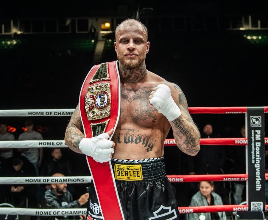 Hannes Brune mit dem UBF-European-Titelgürtel