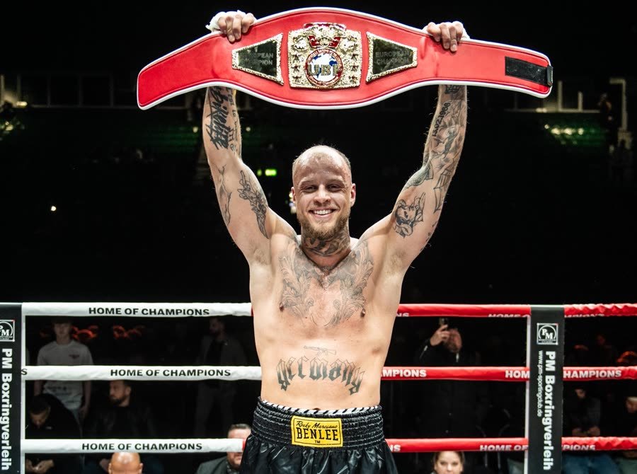 Hannes Brune mit dem UBF-European-Champion-Gürtel im Cruisergewicht