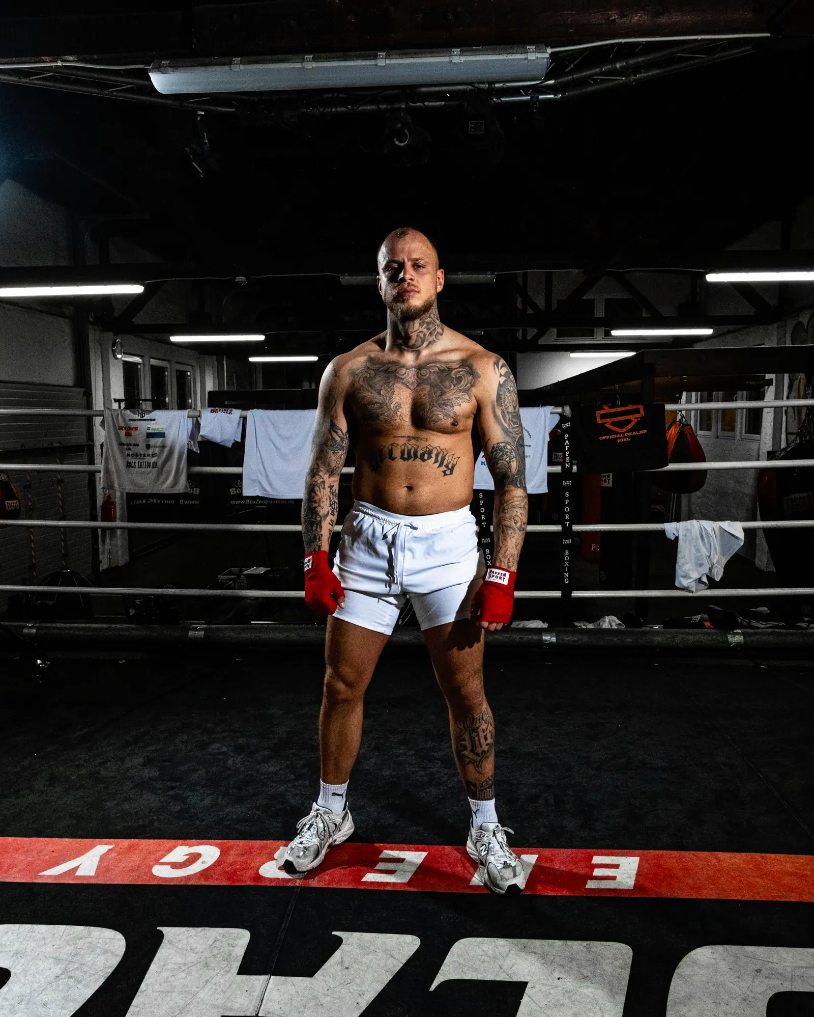 Hannes Brune mit roten Boxhandschuhen im Ring