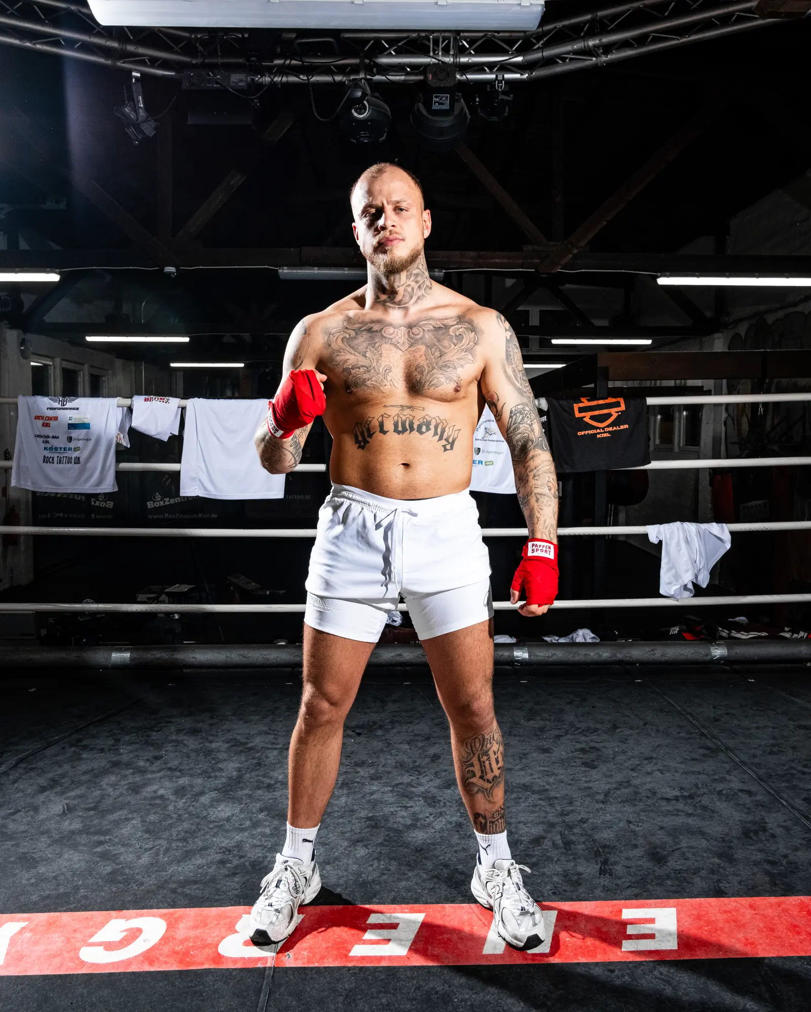 Hannes Brune mit roten Bandagen im Gym