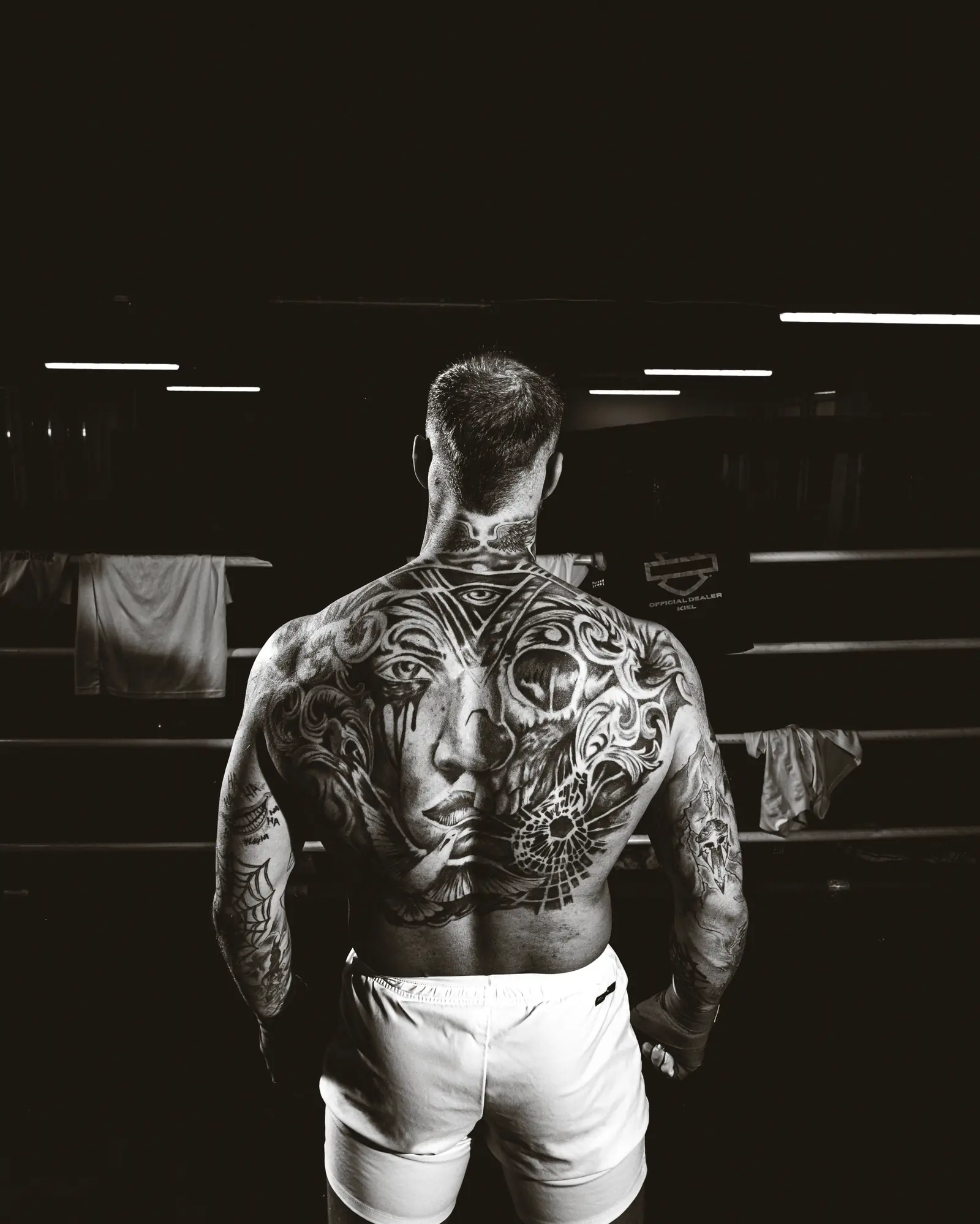 Rückentattoo von Hannes Brune im Gegenlicht