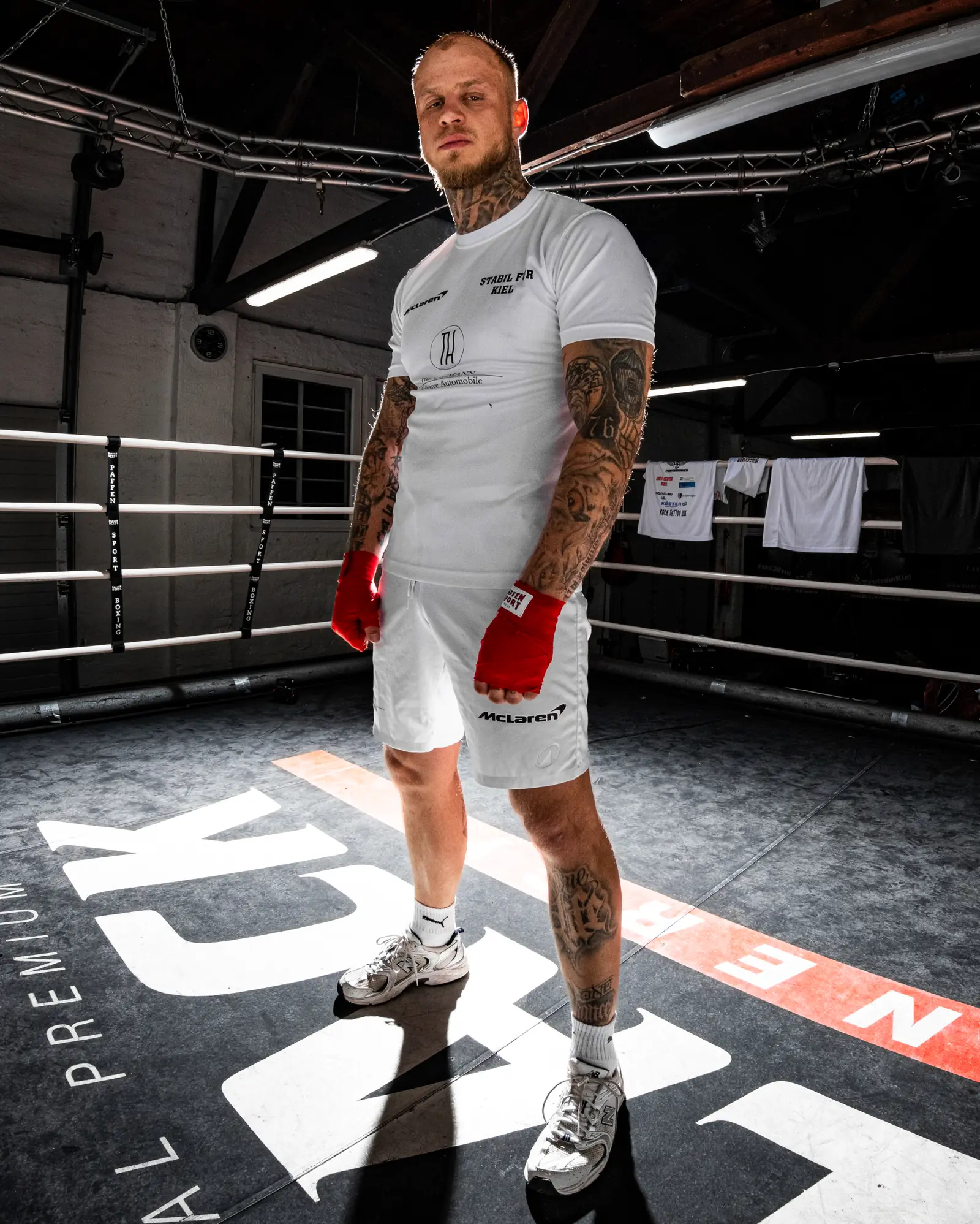 Hannes Brune im weißen Shirt im Boxring